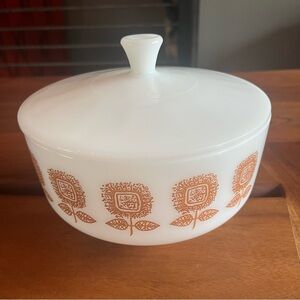 VINTAGE FEDERAL MILKGLASS SUNFLOWER PATTERN 2.5 qt Dish w/handle Lid gold white